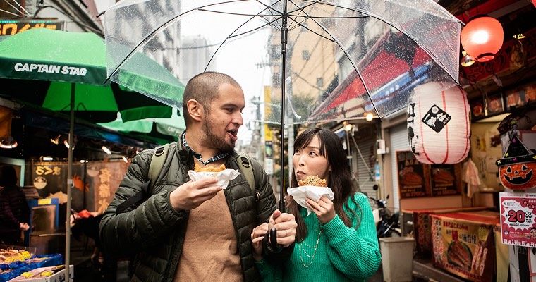 An internationally married couple who came to Tsukiji for sightseeing while eating fried food